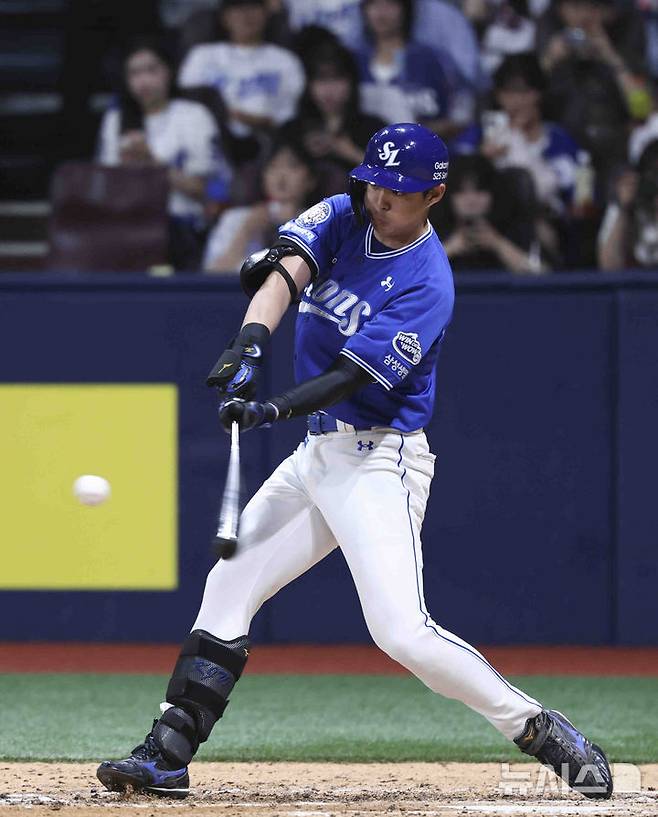 [서울=뉴시스] 김근수 기자 = 22일 서울 구로구 고척스카이돔에서 열린 2025 KBO리그 삼성 라이온즈와 키움 히어로즈의 경기, 8회초 2사 주자 2루 상황에서 삼성 구자욱이 선제 투런홈런을 치고 있다. 2025.05.22. ks@newsis.com