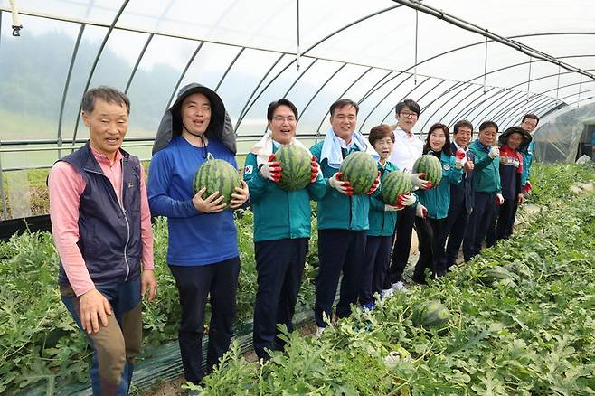 [고창=뉴시스] 지리적표시제 등록상표 '고창수박'의 수확이 본격 시작됐다. 27일 심덕섭 고창군수(왼쪽 세번째)와 조민규 군의장(왼쪽 네번째)을 비롯한 일부 군의원, 이미정 농협고창군지부장(왼쪽 일곱번째) 등이 성내면 수박농가를 찾아 올해 첫 고창수박의 수확을 돕고 있다. (사진=고창군 제공) 2025.05.27. photo@newsis.com *재판매 및 DB 금지