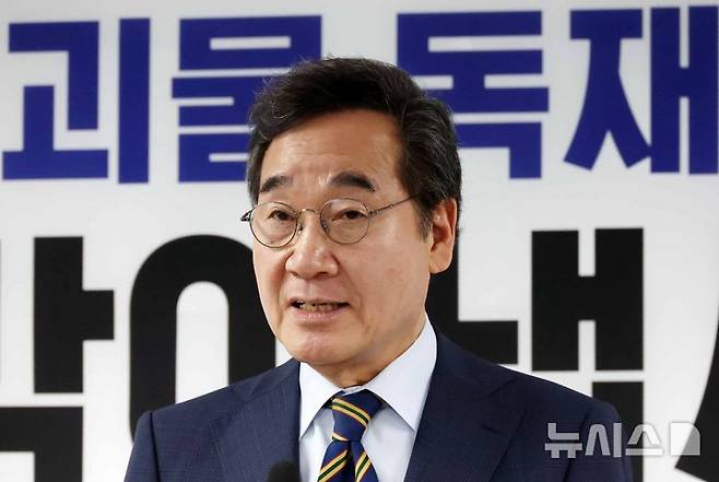 [서울=뉴시스] 조성우 기자 = 이낙연 새미래민주당 상임고문이 27일 오전 서울 여의도 중앙당사에서 김문수 국민의힘 대선후보와 '개헌·공동정부' 합의 관련 기자회견을 하고 있다. 2025.05.27. xconfind@newsis.com