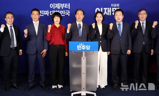 [서울=뉴시스] 조성우 기자 = 권오을(왼쪽 다섯 번째) 전 의원 등 이재명 대선후보 지지를 선언한 보수측 인사들이 27일 오전 서울 여의도 중앙당사에서 진짜보수 민주보수 공동선언문을 발표한 뒤 구호를 외치고 있다.왼쪽부터 이종호 전 해군참모총장, 이인기 전 의원, 최연숙, 권오을 전 의원, 허은아 전 개혁신당 대표, 김용남 전 의원, 전광우 이명박 정부 초대 금융위원장. 2025.05.27. xconfind@newsis.com