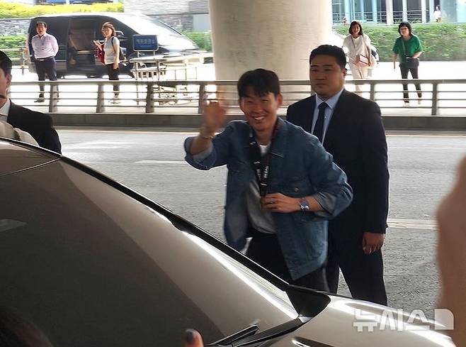 [서울=뉴시스]팬 앞서 우승 메달 건 손흥민. (사진=안경남 기자)