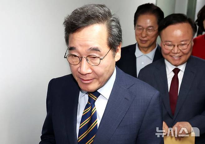 [서울=뉴시스] 조성우 기자 = 이낙연 새미래민주당 상임고문이 27일 오전 서울 여의도 중앙당사에서 김문수 국민의힘 대선후보와 '개헌·공동정부' 합의 관련 기자회견을 마친 뒤 이동하고 있다. 오른쪽은 김재원 김문수 후보 비서실장. 2025.05.27. xconfind@newsis.com