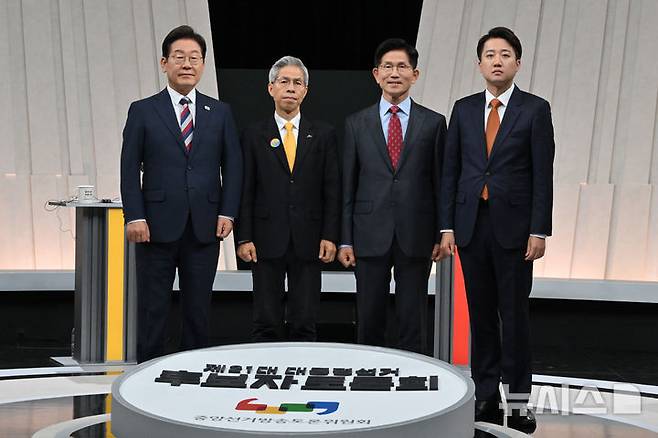 [서울=뉴시스] 국회사진기자단 = 27일 오후 서울 마포구 상암동 MBC 스튜디오에서 열린 중앙선거방송토론위원회 주관 제21대 대통령선거 3차 후보자토론회 시작에 앞서 각 정당 대선후보들이 기념촬영을 하고 있다. 왼쪽부터 이재명 더불어민주당, 권영국 민주노동당, 김문수 국민의힘, 이준석 개혁신당 대선후보. 2025.05.27. photo@newsis.com