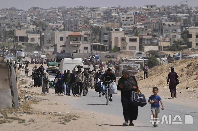 [칸유니스=AP/뉴시스] 지난 19일 가자지구 칸유니스에서 이스라엘군의 군사 작전이 계속되자, 팔레스타인 주민들이 피난가고 있다.  2025.05.20.