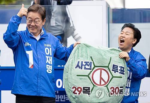 더불어민주당 이재명 대선 후보가 지난 24일 경기 시흥 유세에서 사전투표를 독려하고 있는 모습. [사진 제공] 연합뉴스