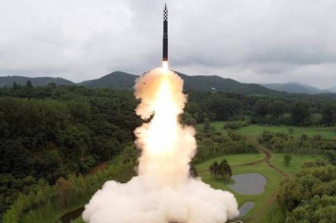 푸틴 러시아 대통령은 지난해 3월 13일 "북한은 이미 자체 핵우산을 가지고 있다"고 발언했다. 북한의 핵보유를 사실상 인정한 것이다. 시진핑 주석이라면 하기 어려운 말이다. 사진은 지난 2023년 7월 12일 북한이 신형 고체연료 대륙간탄도미사일 (ICBM) 화성-18형을 시험 발사하는 모습. 연합뉴스