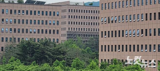 정부과천청사 내 일부 건물에 공사를 위한 철근 구조물이 설치돼 있다. 박창주 기자