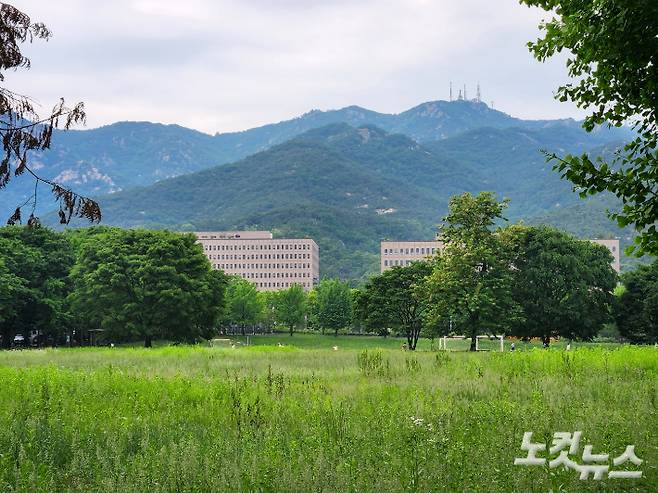 정부과천청사 뒤에는 관악산이 있고, 앞에는 시민들이 이용하는 대규모 운동장과 녹지 등이 조성돼 있다. 박창주 기자