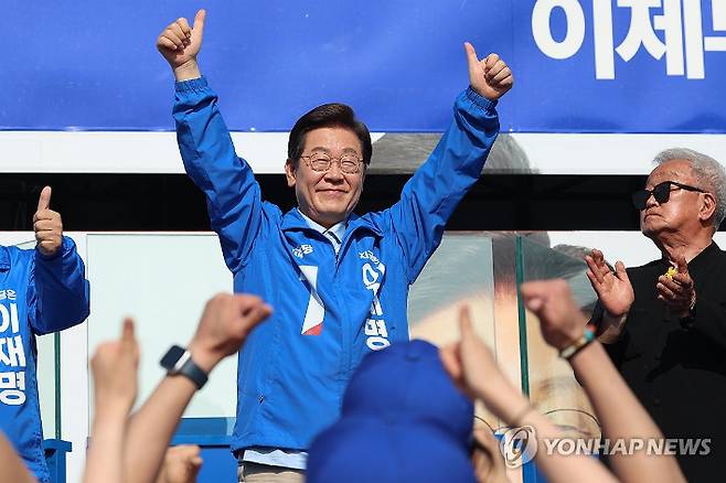 (남양주=연합뉴스) 김주성 기자 = 더불어민주당 이재명 대선 후보가 26일 경기 남양주시 평내호평역 광장에서 열린 유세에서 엄지손가락을 치켜들고서 시민들에게 지지를 호소하고 있다. 2025.5.26 utzza@yna.co.kr 연합뉴스