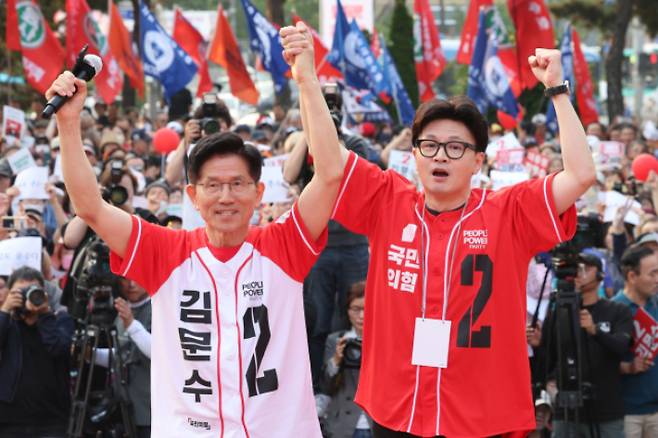 국민의힘 김문수 대선 후보가 26일 서울 도봉구 방학사거리에서 한동훈 전 대표와 대선 기간 처음으로 집중유세를 하고 있다. 연합뉴스