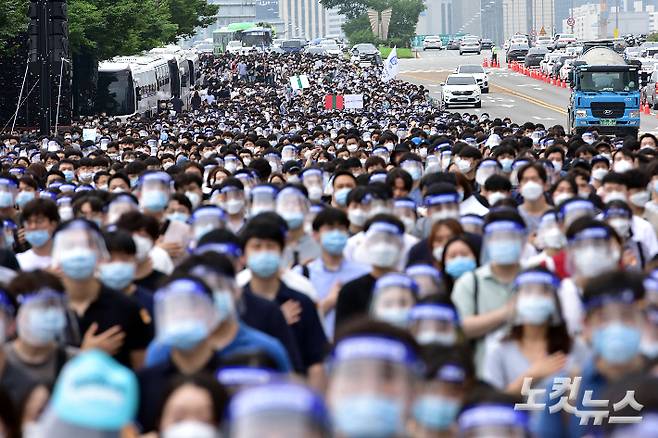 정부의 의대 정원 확대와 공공의대 설립에 반대하는 대한전공의협의회 관계 학생들. 윤창원 기자
