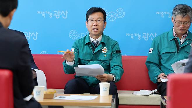 박병규 광산구청장이 27일 오전 광산구청에서 열린 기자 차담회에서 금호타이어 광주공장 화재 관련 상황을 설명하고 있다. 광주 광산구청 제공