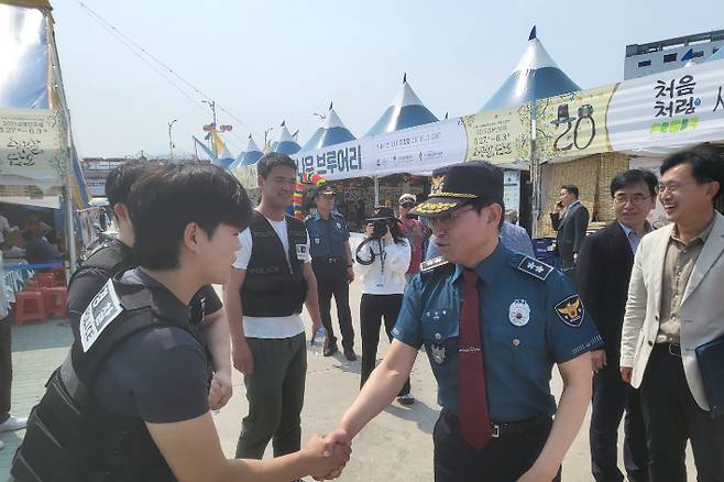 엄성규 강원경찰청장은 27일 강원 최대 규모 축제인 강릉 단오제 첫날을 맞아 행사장 안전 관리 및 교통관리 상황 등을 점검했다. 강원경찰청 제공