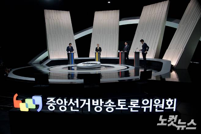 더불어민주당 이재명(왼쪽부터), 민주노동당 권영국, 국민의힘 김문수, 개혁신당 이준석 대선 후보가 27일 서울 마포구 상암동 MBC 스튜디오에서 진행된 정치 분야 TV토론회에 참석해 있다. 국회사진기자단