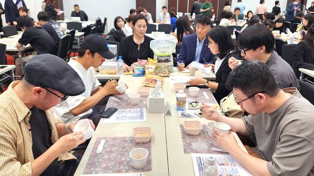 13~14일 일본 도쿄에서 열린 ‘케이푸드 페어 도쿄'에서 일본 소비자들이 강원 철원 오대쌀로 지은 밥을 시식하고 있다. 농협경제지주