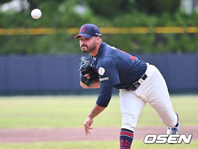 [OSEN=경산, 이석우 기자] 21일 경산 삼성라이온즈볼파크에서 2025 KBO 퓨처스리그 삼성 라이온즈와 롯데 자이언츠의 경기가 열렸다. 홈팀 삼성은 최예한이, 방문팀 롯데는 감보아가 선발 출전했다. 롯데 자이언츠 새 외국인 투수 감보아가 선발로 출전해 역투하고 있다. 2025.05.21 / foto0307@osen.co.kr