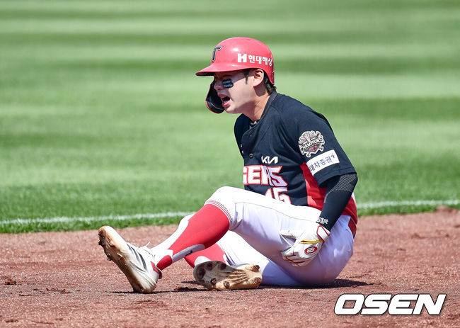 [OSEN=대구, 이석우 기자] 25일 대구삼성라이온즈파크에서 2025 신한 SOL 뱅크 KBO 리그 삼성 라이온즈와 KIA 타이거즈의 경기가 열렸다. 홈팀 삼성은 원태인이, 방문팀 KIA는 윤영철이 선발 출전했다. KIA 타이거즈 박정우가 3회초 진루 도중 부상을 당해 고통스러워하고 있다. 2025.05.25 / foto0307@osen.co.kr