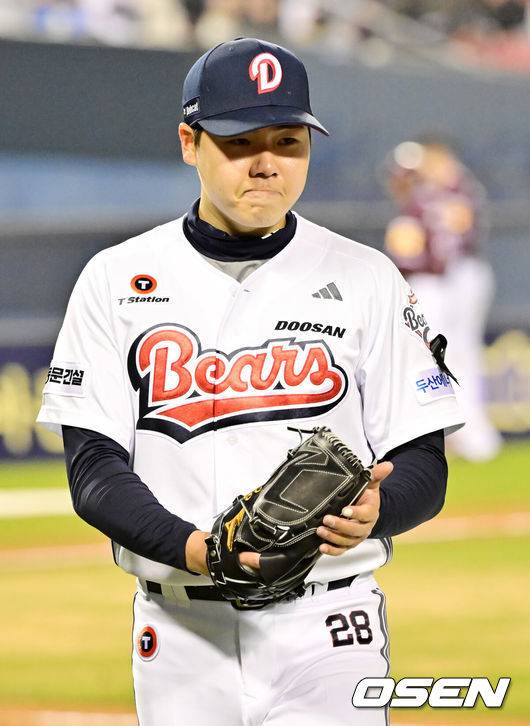 [OSEN=잠실, 민경훈 기자] 2일 오후 서울 잠실야구장에서 2025 신한 SOL Bank KBO리그 두산 베어스와 키움 히어로즈의 경기가 열렸다.이날 두산은 최승용, 키움은 윤현을 선발로 내세웠다.4회초를 마친 두산 선발 최승용이 박수를 치며 덕아웃으로 향하고 있다. 2025.04.02 / rumi@osen.co.kr