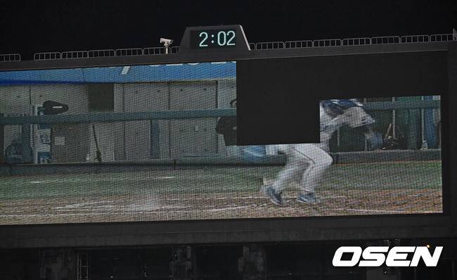 [OSEN=포항, 이석우 기자] 13일 포항야구장에서 2025 신한 SOL 뱅크 KBO 리그 삼성 라이온즈와 키움 히어로즈의 경기가 열렸다. 홈팀 삼성은 이승현이 선발로 출전하고, 방문팀 KT는 헤이수스가 선발로 출전했다.포항야구장 전광판이 고장난 채 화면이 잘려 보이고 있다. 2025.05.13 / foto0307@osen.co.kr
