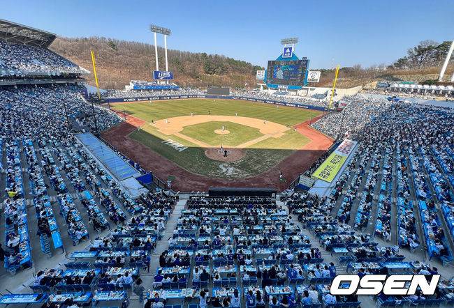 [OSEN=대구, 이석우 기자] 22일 대구삼성라이온즈파크에서 2025 신한 SOL 뱅크 KBO 리그 삼성 라이온즈와 키움 히어로즈의 경기가 열렸다. 홈팀 삼성은 후라도가 방문팀 키움은 로젠버그가 선발 출전했다. 대구삼성라이온즈파크를 가득 메운 야구팬들이 응원을 하고 있다. 2025.03.22 / foto0307@osen.co.kr