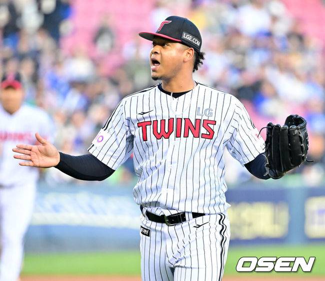 [OSEN=잠실, 민경훈 기자] 15일 서울 잠실야구장에서 2025 신한 SOL Bank KBO리그 LG 트윈스와 삼성 라이온즈의 경기가 열렸다.이날 LG는 에르난데스, 삼성은 후라도를 선발로 내세웠다.1회초를 마친 LG 선발 에르난데스가 박수를 치고 있다. 2025.04.15 / rumi@osen.co.kr