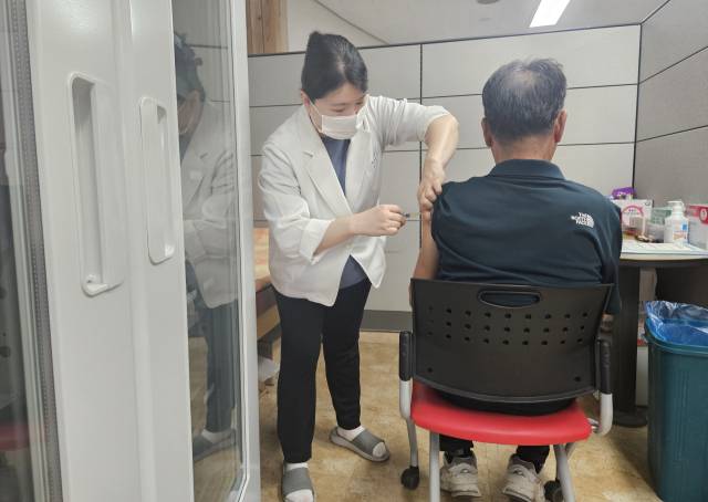 ▲코로나19 예방접종 하는 65세 이상 고위험군ⓒ전남도 제공