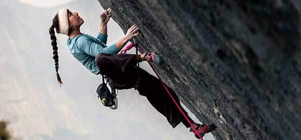 브루크 래버투가 엑스칼리버(5.15c)에서 하이 힐 훅 자세로 크럭스를 통과하고 있다. 사진 브루크 래버투.