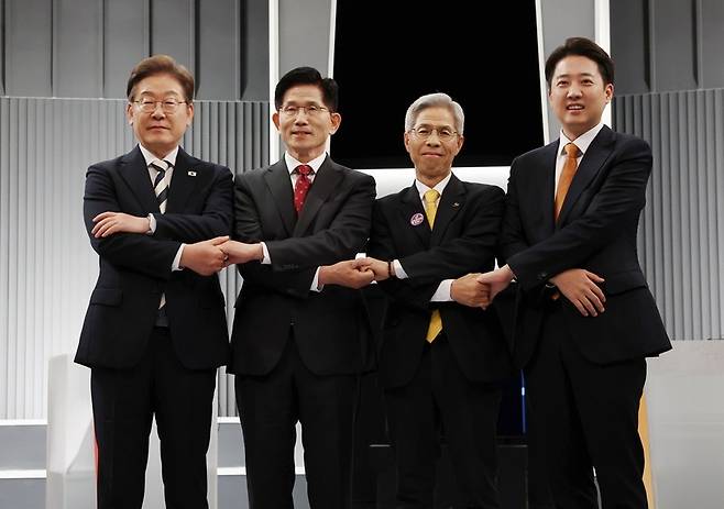 지난 23일 서울 영등포구 KBS본관 스튜디오에서 열린 중앙선거방송토론위원회 주관 제21대 대통령선거 2차 후보자 토론회 시작에 앞서 각 정당 대선후보들이 기념촬영을 하고 있다. 왼쪽부터&nbsp;더불어민주당 이재명·국민의힘 김문수·개혁신당 이준석·민주노동당 권영국 대선 후보. 국회사진기자단