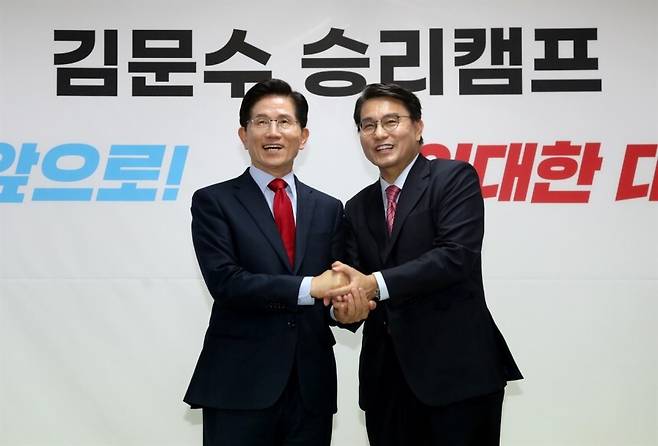 친윤(친윤석열)계 핵심 5선 윤상현 국민의힘 의원이 지난 4월 23일 오후 서울 영등포구 대하빌딩에 있는 김문수 대선 예비후보 캠프를 찾아 지지선언을 했다. 김문수 캠프 제공