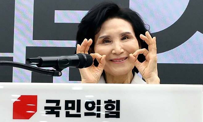 김문수 국민의힘 대선후보의 배우자인 설난영 여사가 21일 오후 서울 여의도 중앙당사 다목적홀에서 열린 여성본부 필승결의대회에서 인사말을 하기 전 포즈를 취하고 있다. 뉴시스