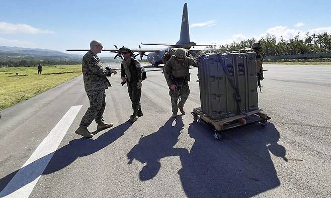 미군 ‘네메시스’의 일부가 필리핀 북부 바타네스 공항의 바스코에 도착한 모습. AP연합뉴스