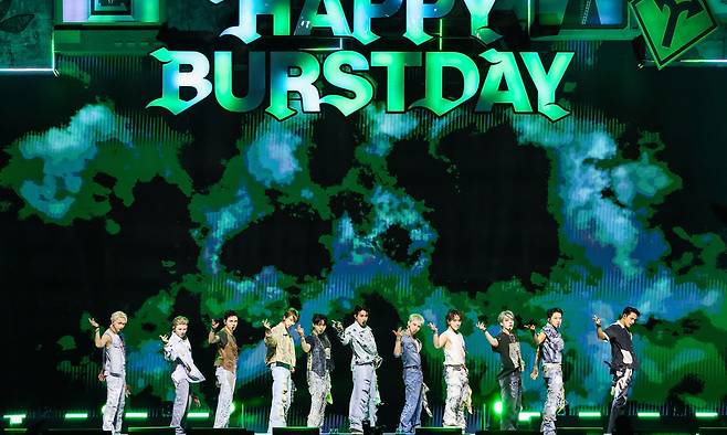 그룹 세븐틴이 지난 25일 서울 잠수교에서 데뷔 10주년 기념 ‘비-데이 파티: 버스트 스테이지 @잠수교’ 공연을 하고 있다. 플레디스 엔터테인먼트 제공