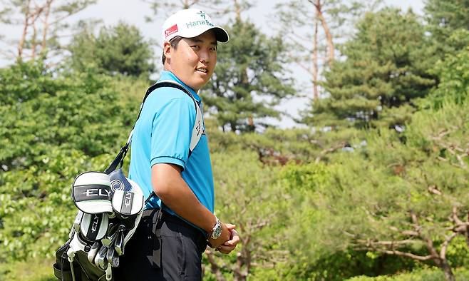 발달장애 프로골퍼 이승민이 26일 경기 용인시 기흥구 수원CC에서 포즈를 취하고 있다. 이승민은 “경기가 잘 풀리지 않아 화가 날 땐 해저드에 공을 힘껏 집어 던진다. 그러면 공이 물에 퐁당 빠진다”며 해맑게 웃었다. 이제원 선임기자