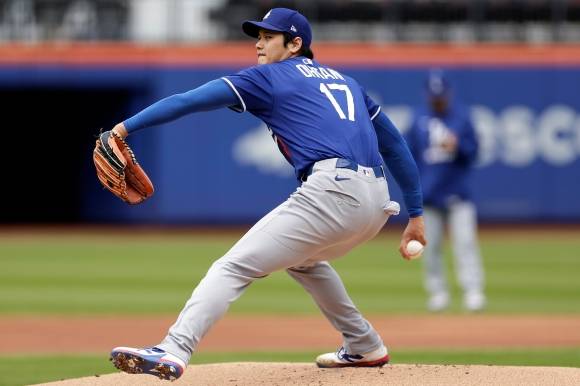 오타니 쇼헤이(로스앤젤레스 다저스)가 26일(한국시간) 미국 뉴욕 시티 필드에서 2025 미국프로야구 메이저리그(MLB) 정규시즌 뉴욕 메츠와의 원정 경기가 열리기에 앞서 라이브 피칭을 실시하고 있다. ﻿  뉴욕 AP 뉴시스