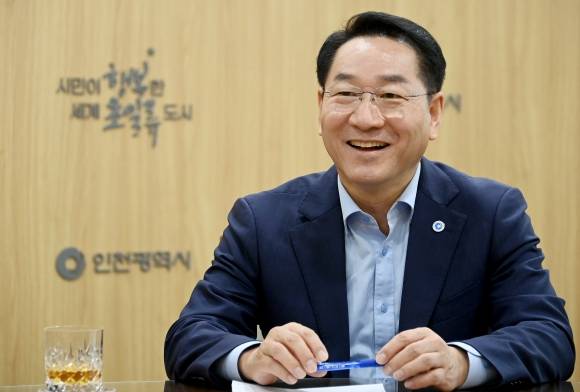 유정복 인천시장이 26일 집무실에서 가진 서울신문과의 인터뷰에서 “인천시의 ‘아이(i)시리즈’ 정책이 출산율을 끌어올리는 최적의 대안”이라고 강조하며 활짝 웃고 있다. 인천시 제공