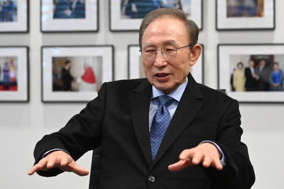 이명박 전 대통령이 17일 서울 서초구 청계재단을 찾은 국민의힘 권성동 원내대표와 대화하고 있다. 국민의힘 제공