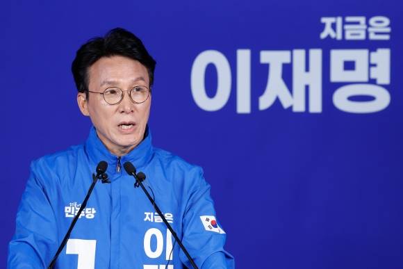 김민석 더불어민주당 상임공동선대위원장이 27일 서울 여의도 중앙당사에서 이낙연 전 국무총리와 김문수 국민의힘 후보의 개헌·공동정부 구성 연대 선언을 비판하고 있다. 2025.5.27 뉴스1