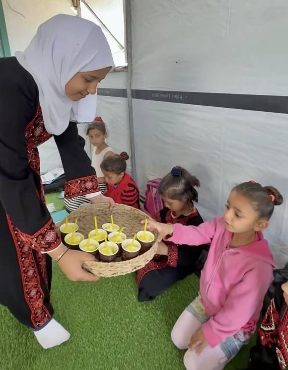 팔레스타인 가자지구 최연소 인플루언서 야킨 함마드(11·사진)가 24일(현지시간) 이스라엘의 폭격으로 사망했다. 사진은 소녀가 가자지구 아동들에게 직접 만든 아이스크림을 나눠주는 모습. 인스타그램