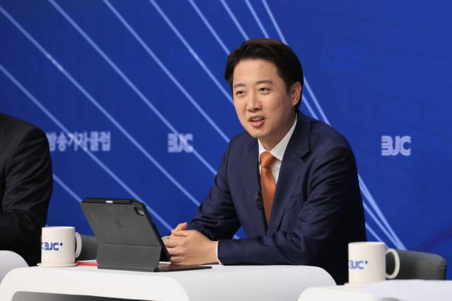 이준석 개혁신당 대선 후보가 26일 서울 양천구 한국방송회관에서 열린 한국방송기자클럽 초청 토론회에서 참석자들과 대화를 나누고 있다. 연합뉴스