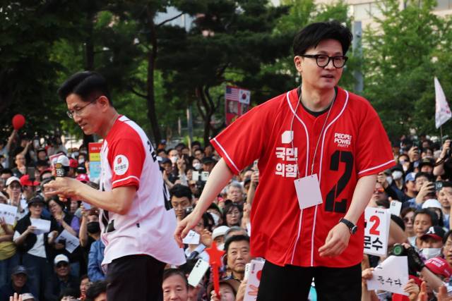 김문수 국민의힘 대선 후보가 26일 서울 도봉구 방학사거리에서 유세하는 가운데 한동훈 전 대표가 지원유세를 마치고 단상을 내려가고 있다. 연합뉴스