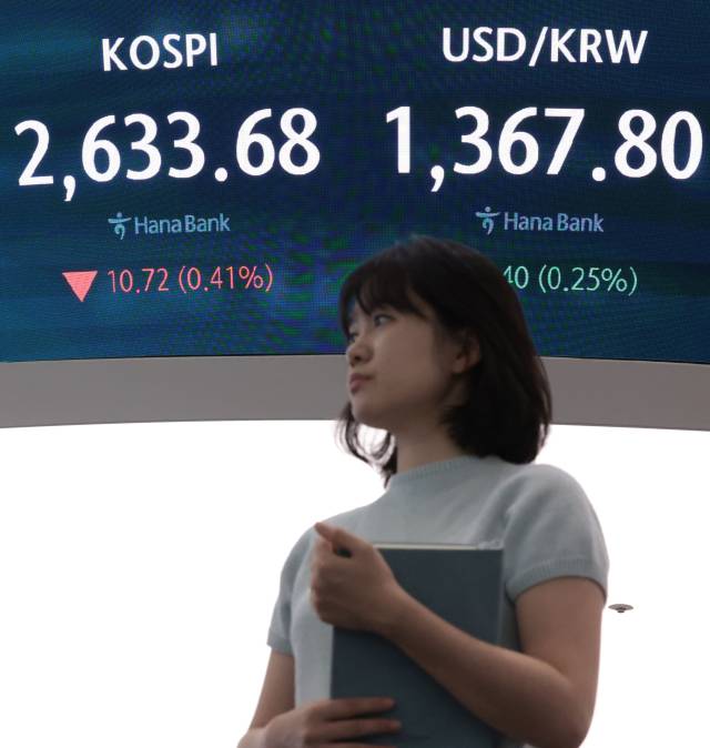 27일 서울 중구 하나은행 딜링룸 현황판에 코스피 지수 등이 표시되고 있다. 연합뉴스