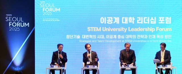 장병탁(왼쪽부터) 서울대학교 AI연구원장과 이광형 KAIST 총장, 임기철 GIST 총장, 박종래 UNIST 총장이 27일 서울 중구 신라호텔에서 열린 '이공계 대학 리더십 포럼'에서 대담을 나누고 있다. 오승현 기자 2025.05.27