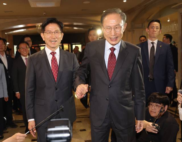 김문수 국민의힘 대선 후보와 이명박 전 대통령이 27일 서울 여의도 켄싱턴호텔에서 만나 오찬을 위해 이동하고 있다. 연합뉴스