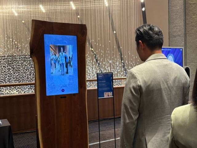 27일 서울 중구 신라호텔에서 열린 서울포럼 2025에서 한 참가자가 신윤복 스타일 화풍으로 변환해주는 사진을 찍기 위해 카메라 앞에 서 있다. /천민아기자