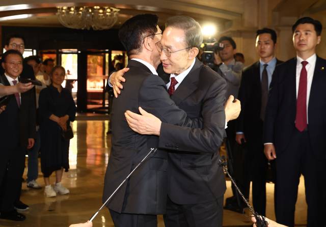 김문수(왼쪽) 국민의힘 대선 후보와 이명박 전 대통령이 27일 서울 여의도의 한 호텔에서 회동하고 있다. 뉴스1