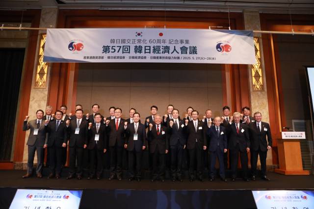 김윤(앞줄 왼쪽 여섯 번째) 한일경제협회 회장이 27일 서울 소공동 롯데호텔에서 열린 제57회 한일경제인회의 개회식에서 조현준(앞줄 왼쪽부터) 효성그룹 회장, 박승희 삼성전자 사장, 신동빈 롯데그룹 회장, 윤진식 한국무역협회 회장, 정인교 산업통상자원부 통상교섭본부장 등 양국 관계자들과 기념 촬영을 하고 있다. 사진 제공=한일경제협회