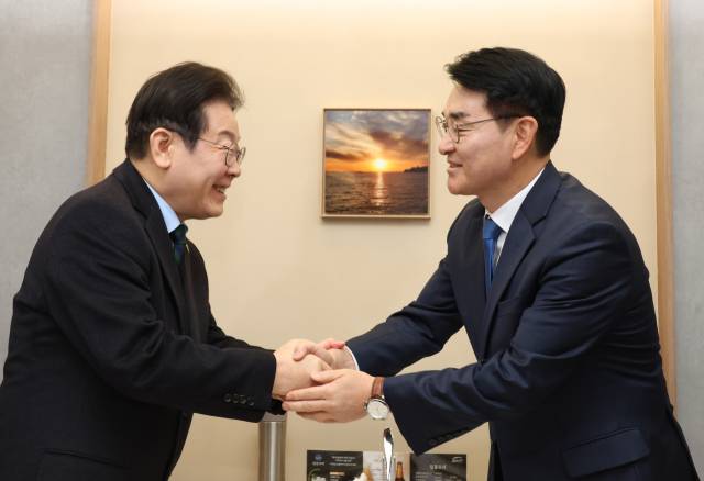 이재명 더불어민주당 대표와 박용진 전 의원이 지난 2월 서울 여의도의 한 식당에서 만나 악수를 하고 있다. / 국회사진기자단