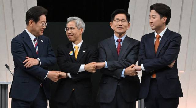 이재명(왼쪽부터) 더불어민주당, 권영국 민주노동당, 김문수 국민의힘, 이준석 개혁신당 대선 후보가 27일 서울 마포구 MBC에서 진행된 정치 분야 토론회에 앞서 손을 맞잡고 기념촬영을 하고 있다. 연합뉴스