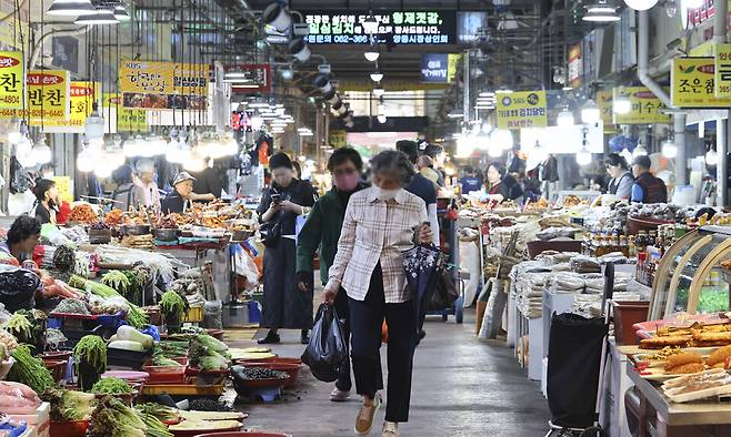 6·3 대선이 일주일 앞으로 다가온 5월26일 광주 서구 양동시장에서 유권자들이 물건을 사고 있는 모습 ⓒ시사저널 박정훈