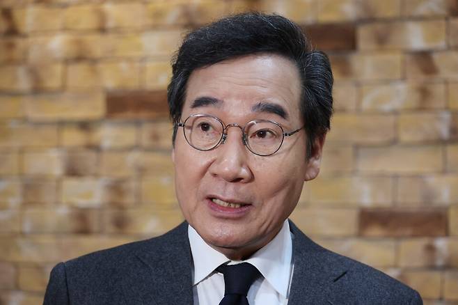 이낙연 새미래민주당 상임고문(전 국무총리)이 3월18일 대구 중구 YMCA 카페에서 열린 지방분권전국회의 주관의 '헌법개정 토크'에 참석하기에 앞서 기자들의 질문에 답변하고 있다. ⓒ연합뉴스